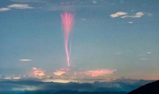 摄影师拍到红色闪电 摄影师拍到红色闪电